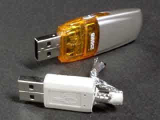 USBフラッシュメモリとUSBケーブル/JPEG/5KB